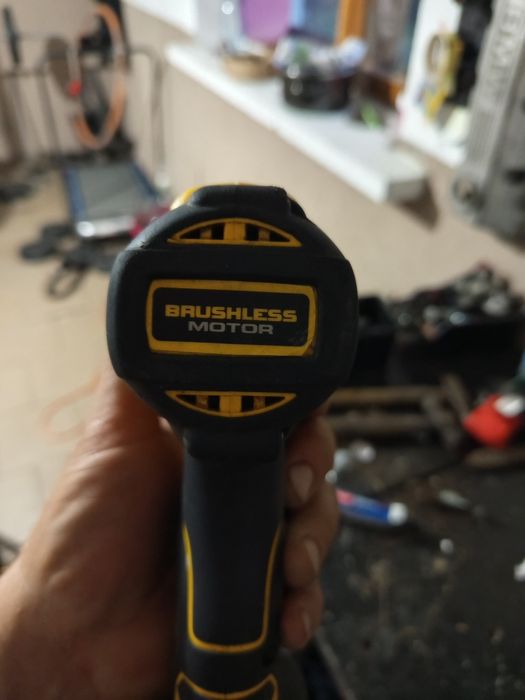 Wkrętarka udarowa DeWalt DCD796