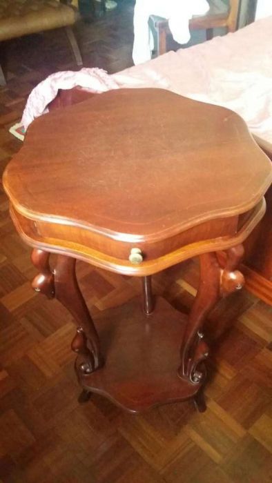 Mesa pequena, de cabeceira, de sala ou entrada