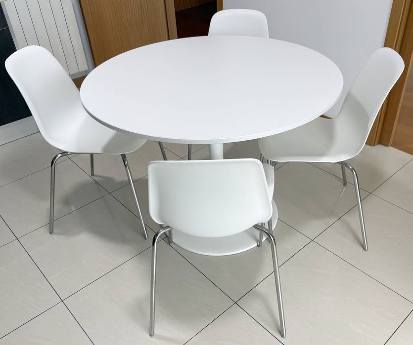 Mesa Redonda Branca Ikea (Docksta) Com 4 Cadeiras (Lidas)