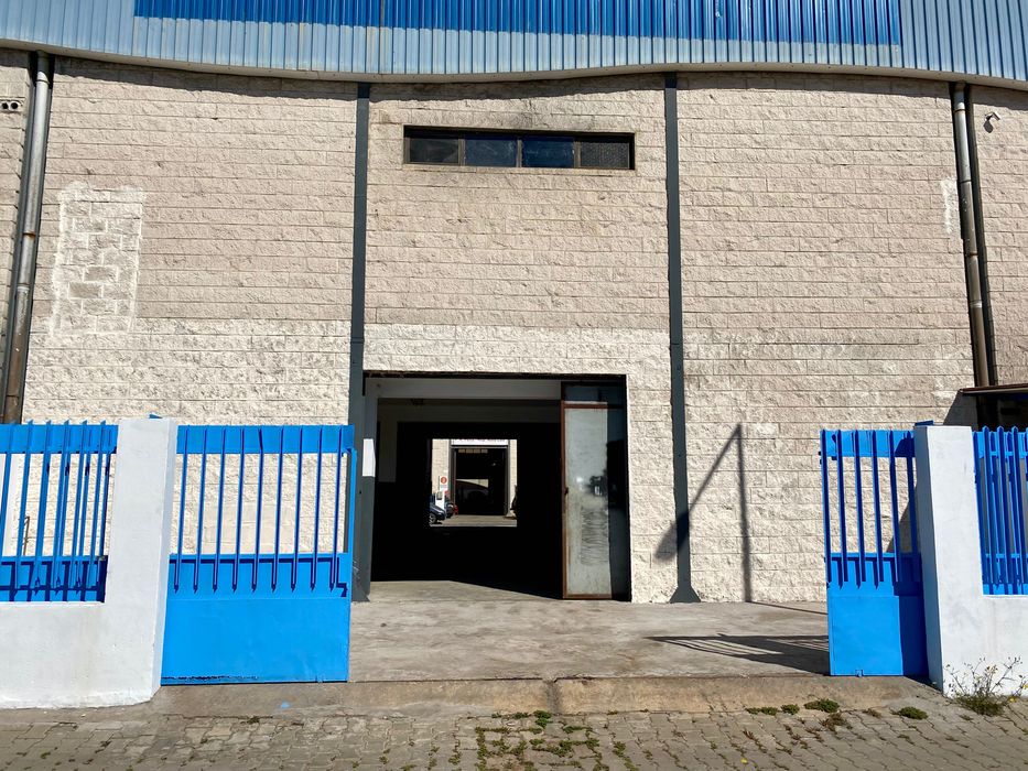 Arrendo Armazém Inústrial em VRSA