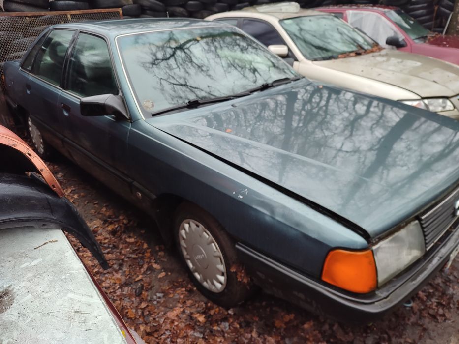 Ауді 100 по запчастинам, мотор після капітального ремонту.