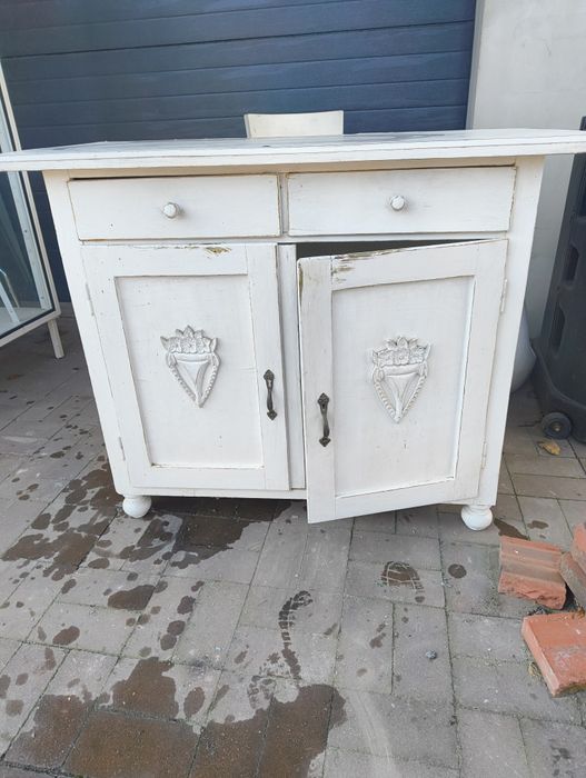 Drewniana szafka do renowacji