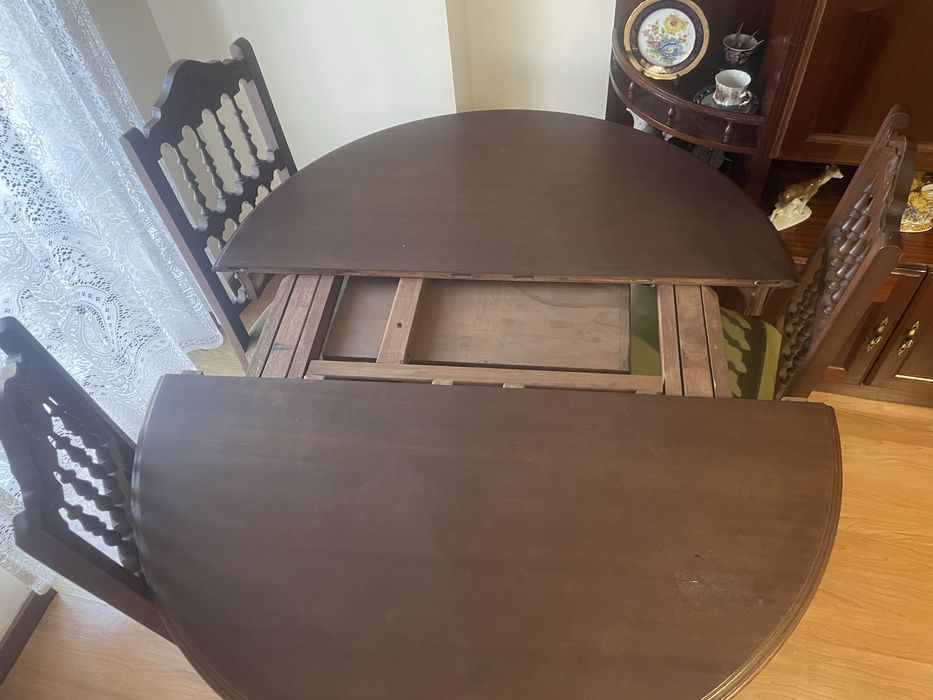 Conjunto de mesa de jantar extensivel  com 6 cadeiras