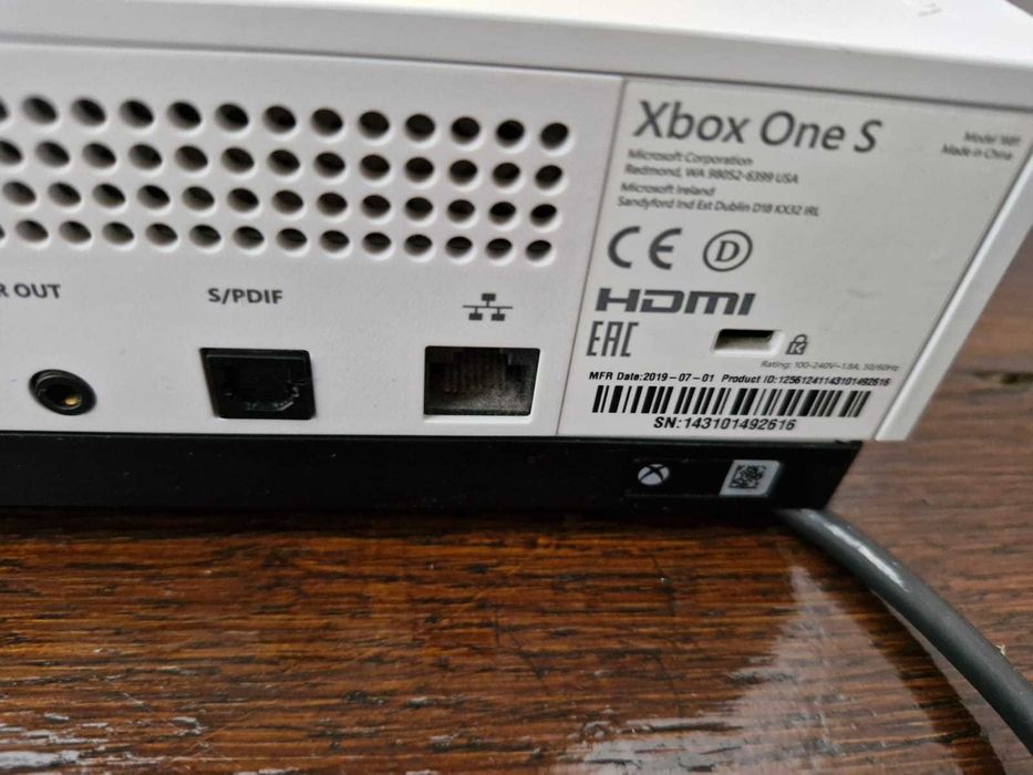 Xbox one  1 терабайт з двома геймпадами