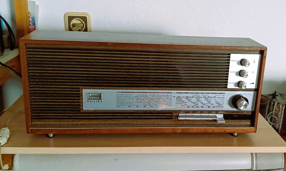 Radio antigo Philips modelo Stela