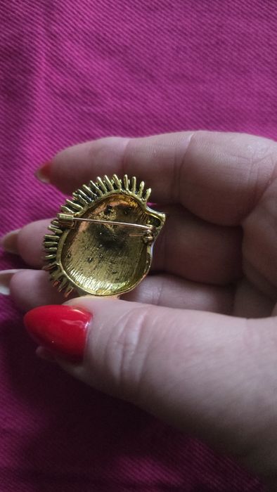 Broszka jeżyk brązowy.