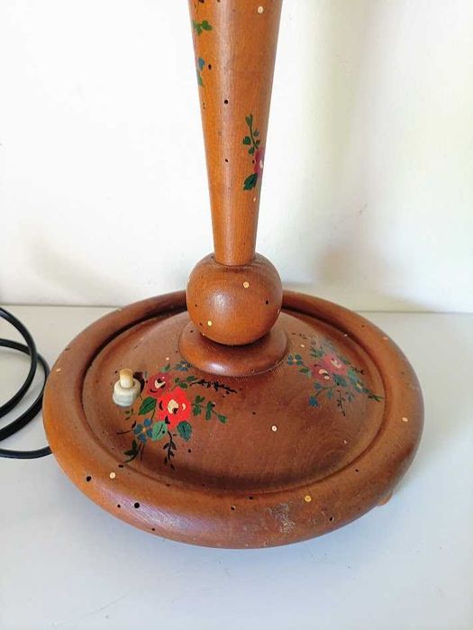 Candeeiro de mesa vintage em madeira pintado à mão