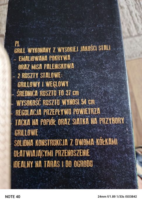 Grill ogrodowy z pokrywą.