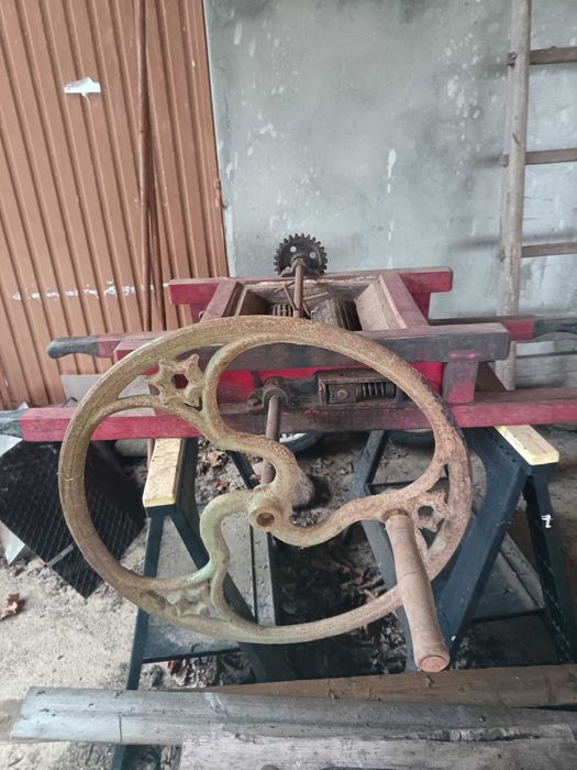 Triturador de uvas antigo em bom estado