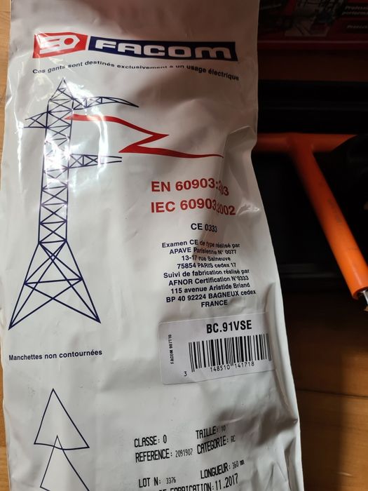 Zestaw  narzędzi izolowanych do obsługi samochodów elektrycznych i h