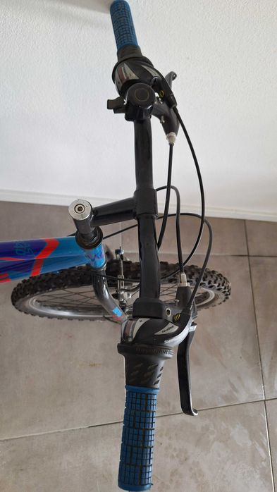 Bicicleta de montanha em bom estado. Roda 24 com 18 velocidades