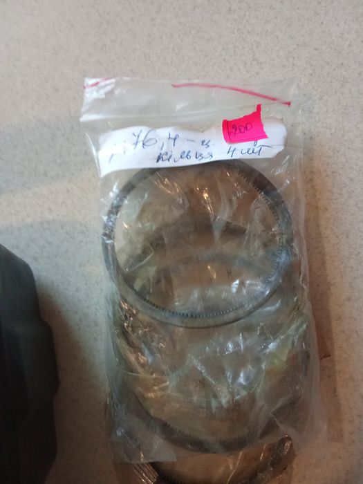 Поршні до ваз-2106,нові,рад.випуск  ціна 600гр за 4 штуки.