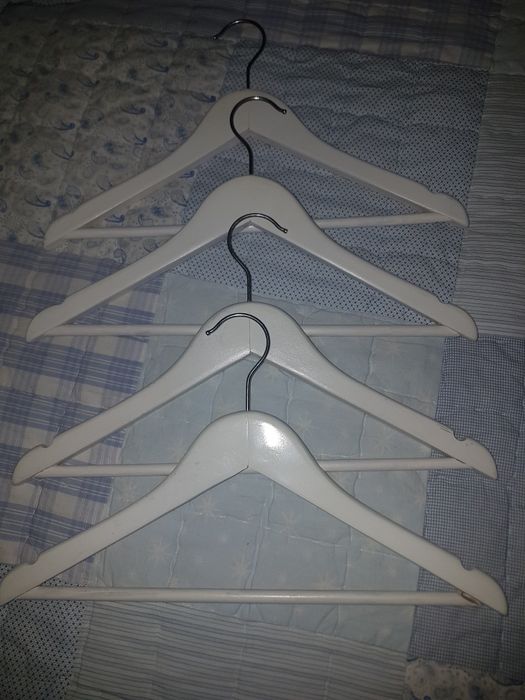 Cabides de criança  em madeira- 0,50€