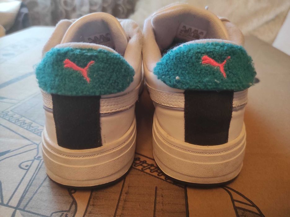 Білі кросівки для жінок від Puma