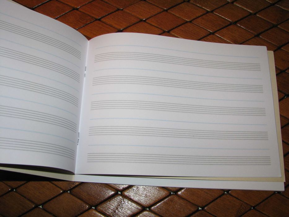 Zeszyt do nut - 16 kartkowy w miękkiej okładce.