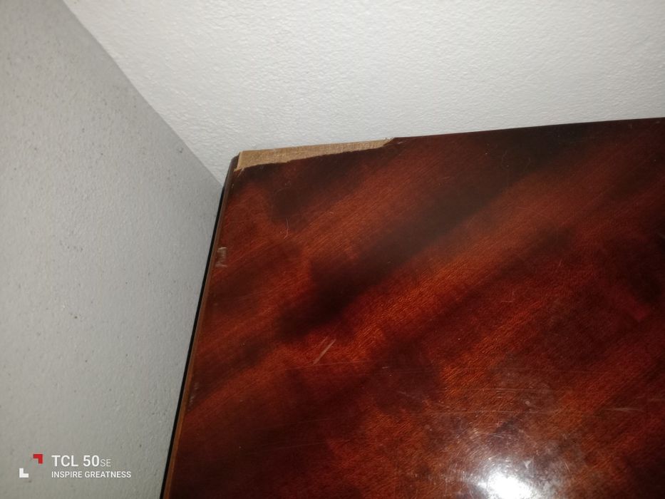 Cómoda vintage , tem uma pequena descascada como se pode vêr na última foto.
