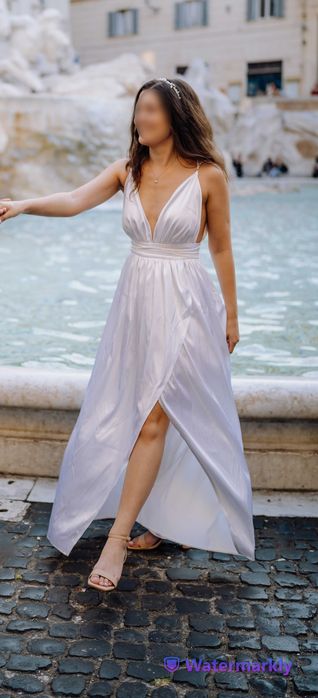 Suknia ślubna literka A ze lśniącego materiału