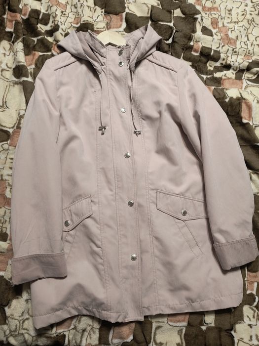 Нова. Жіноча курточка, вітровка