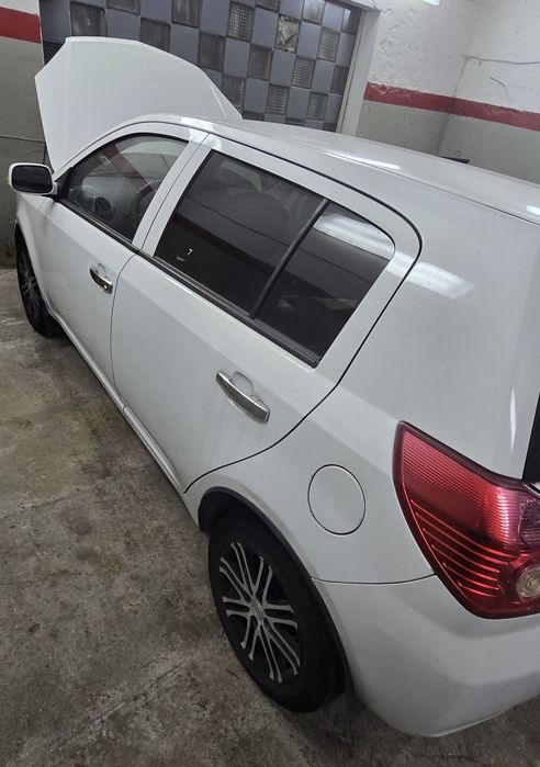 Легковий автомобіль geely MK