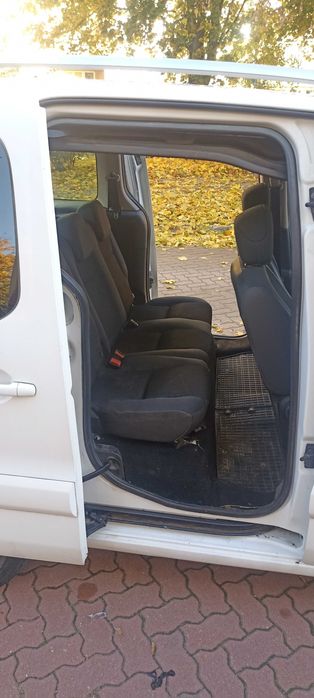 samochod osobowy peugeot