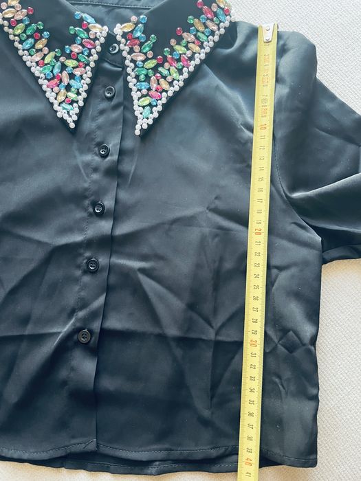 Blusa preta manga comorida e gola cravada de brilho