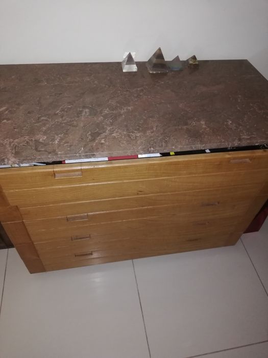 Cómoda em pinho e tampo em mármore