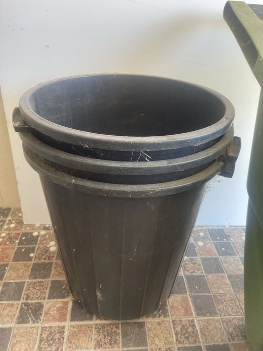 Baldes plástico pretos