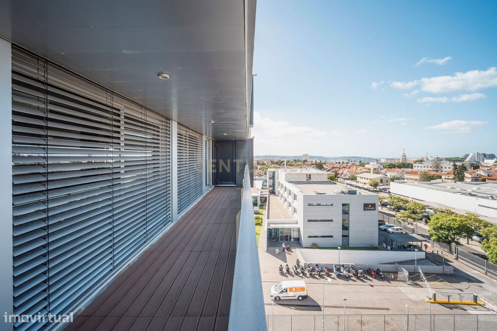 T5+1 Duplex em Linda-a-Velha com 291 m² úteis, 5 estacionamentos e vis