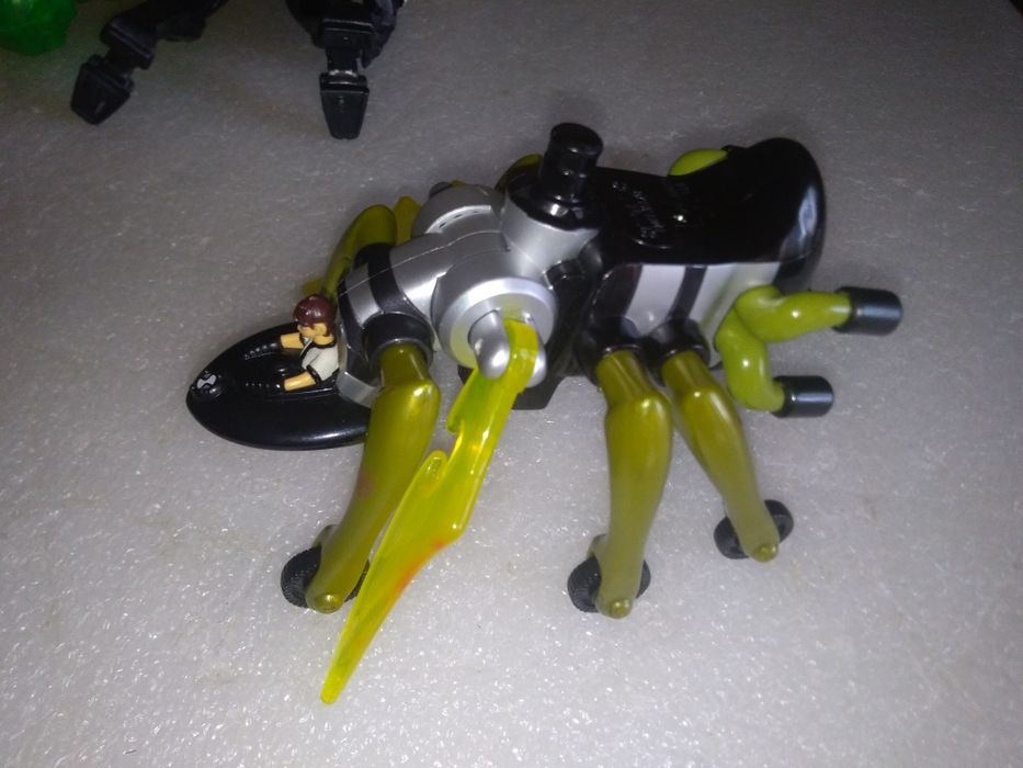 2 Ben 10-themed action figures64740737054083122