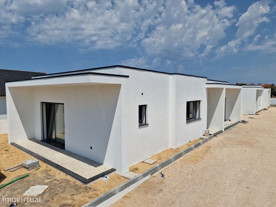 Moradia térrea T3 geminada por garagem