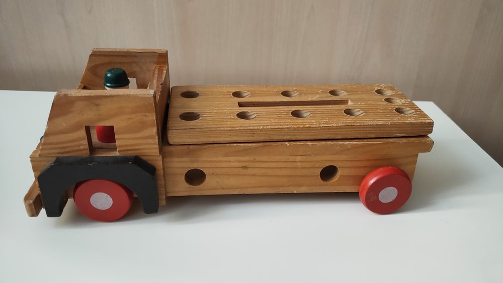 Stare drewniane auto ciężarowe