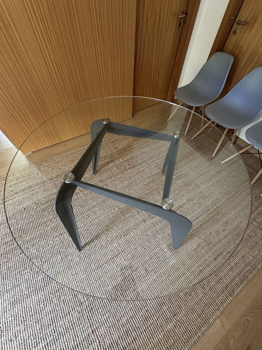 Mesa de jantar da ÁREA Store em vidro