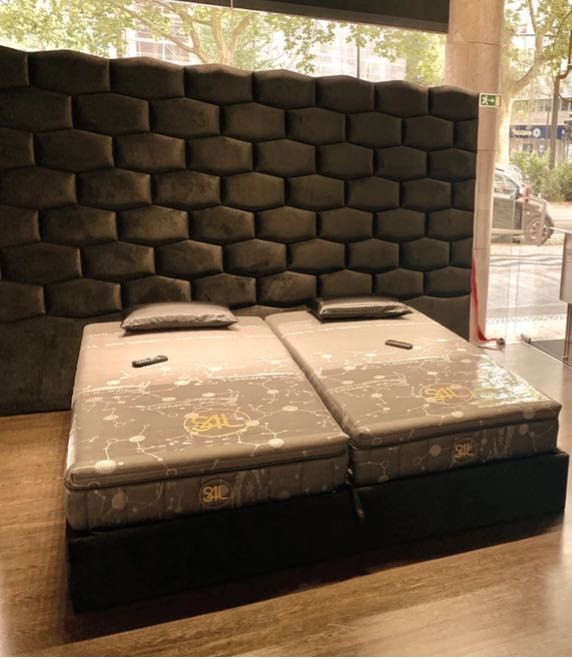 Cama (cabeceira + sommier c/estrado elevatório) - Veludo preto