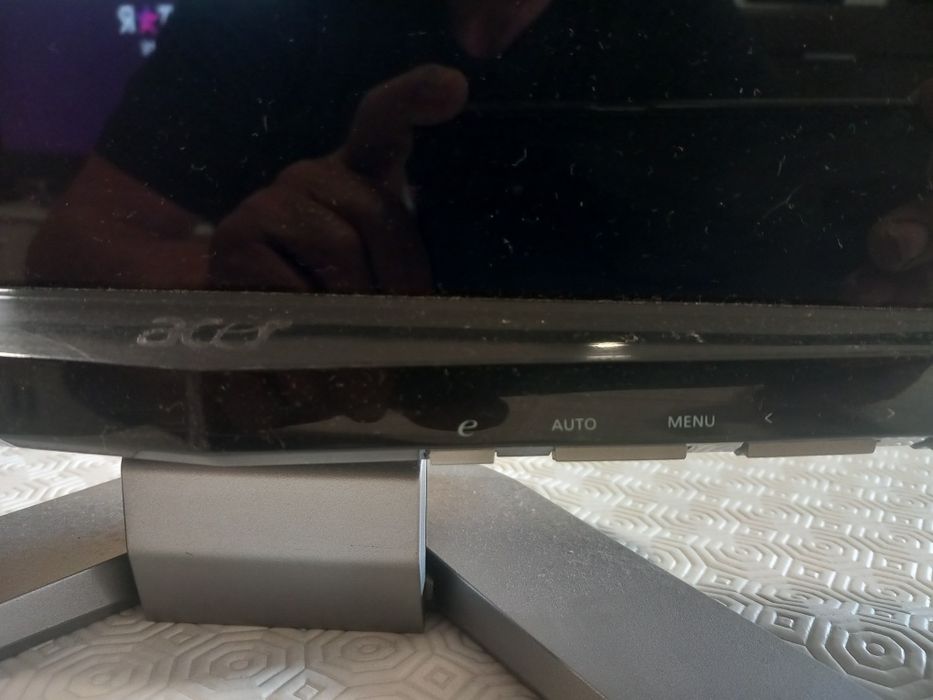 Dois monitores a funcionar o preto têm uns riscos no ecrã mas não impede nada na visualização do mesmo um Acer e outro Samsung