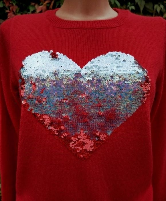 Czerwony sweter damski z sercem w cekiny, lekki i ciepły