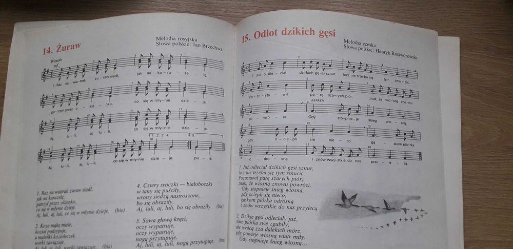 Podręcznik Muzyka klasa 4 SP, wydanie 1994, stan bardzo dobry