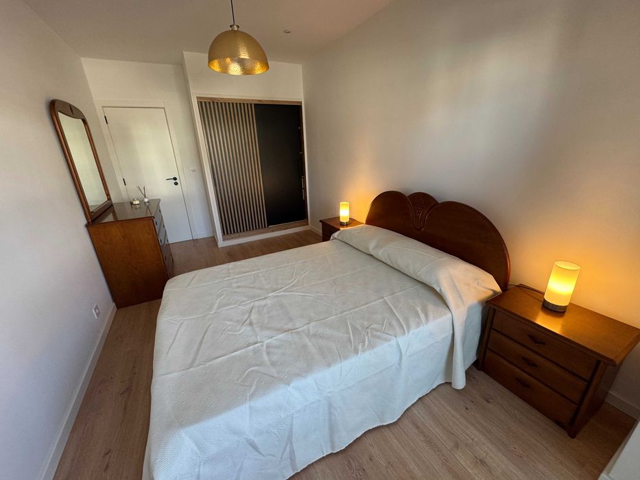 Mobília quarto completa, composta por cama 1.40m x 2.00m, com 4 gavetões, estrado e colçhão, 2 mesas cabeceira e cómoda de 4 gavetas com espelho