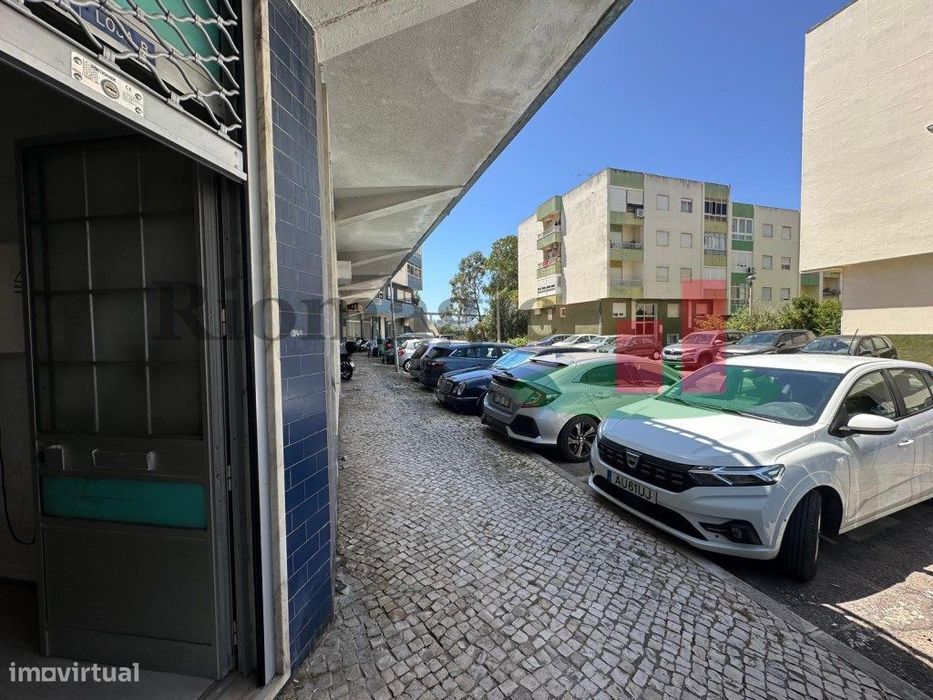 Spacious store with toilet in Loures
