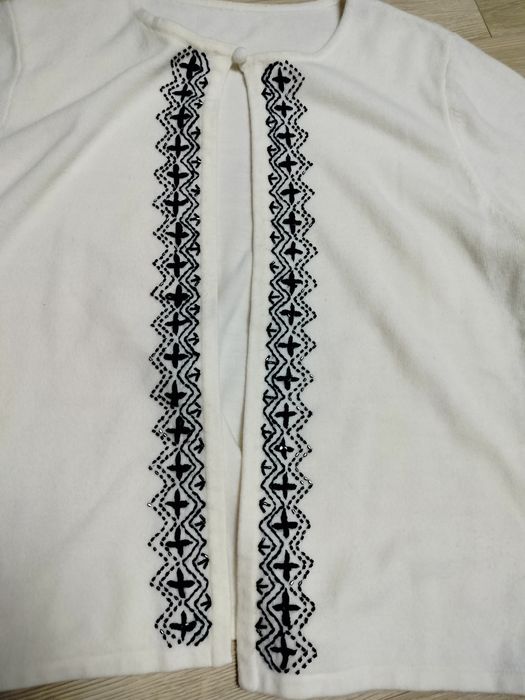 Elegancki kardigan że zdobieniem haftem i koralikami 38/40