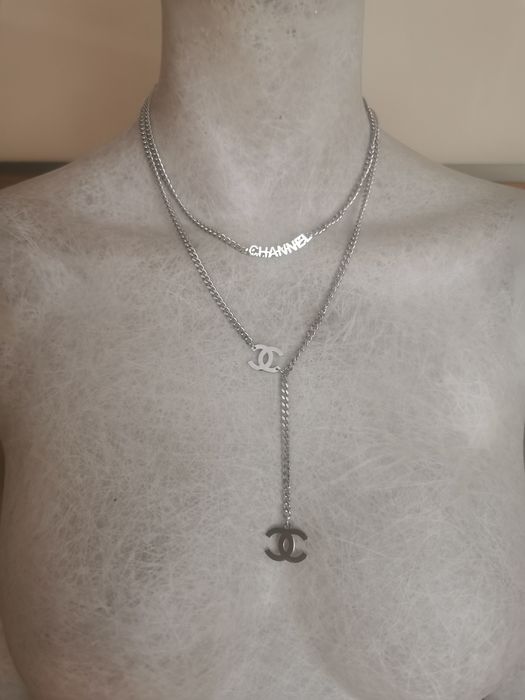 Naszyjnik krawatka CC w kolorze srebrnym