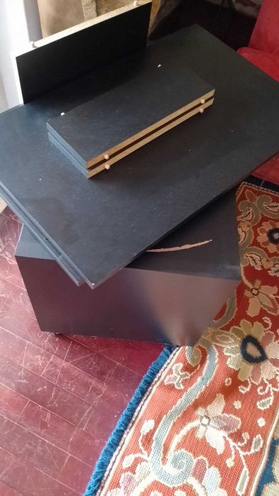 Móvel TV elegante e resistente. Portas de vidro. Suporte deslizante.