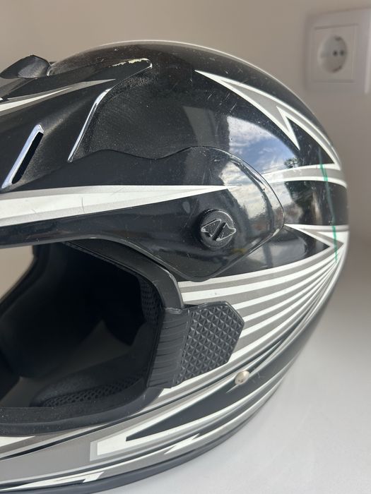 Capacete preto e branco