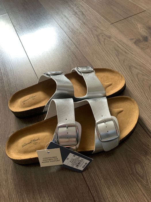 Шкіряні зручні шльопанці.