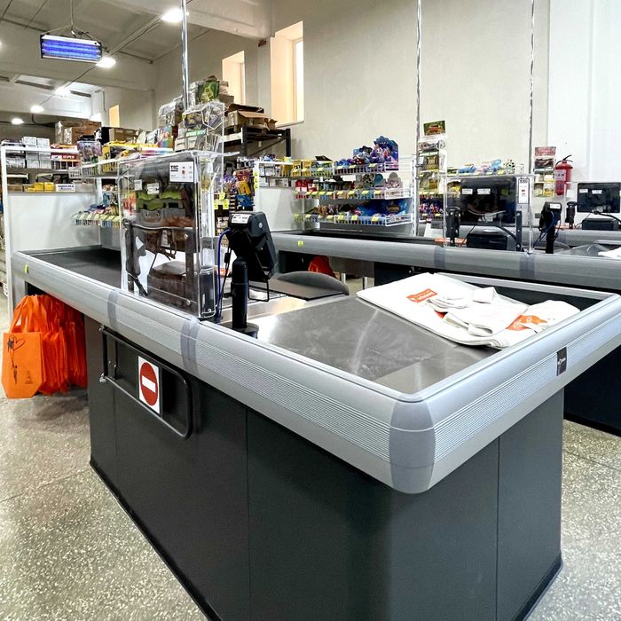 Касовий бокс. Касова зона. Прикасові стелажі для імпульсних продажів.