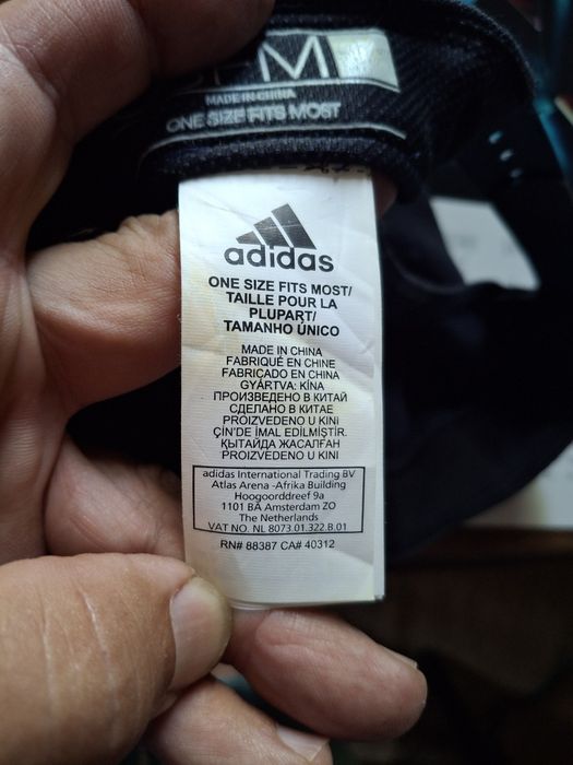 Boné Adidas novo.