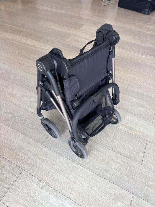Cybex Melio Deep Black – Carrinho ultraleve 5,9 kg (reversível)