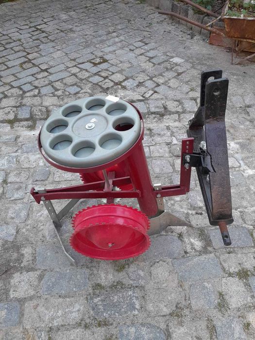 Plantador de batatas de uma linha para trator.