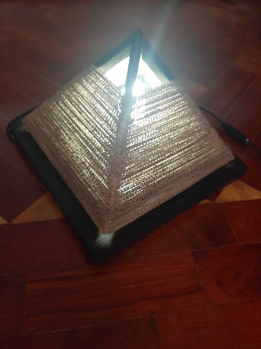 Candeeiro de mesa em madeira e corda