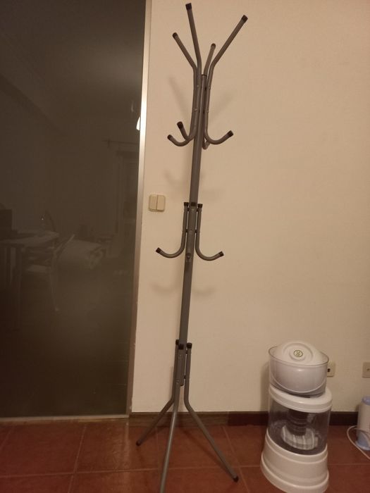 Cabide de metal quase novo