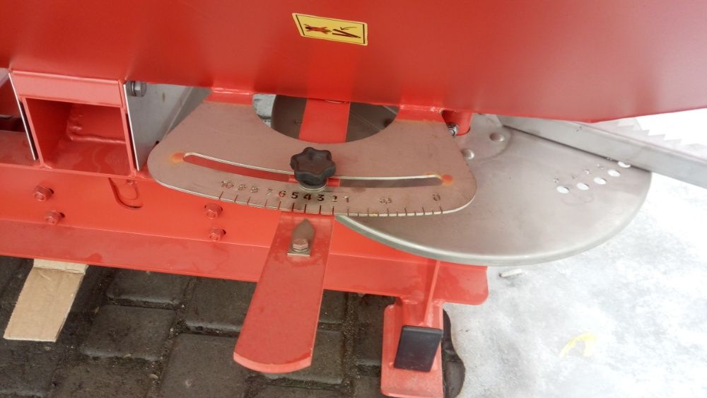 Розкидач мінеральних добрив 1000 кг Woprol (Польща)